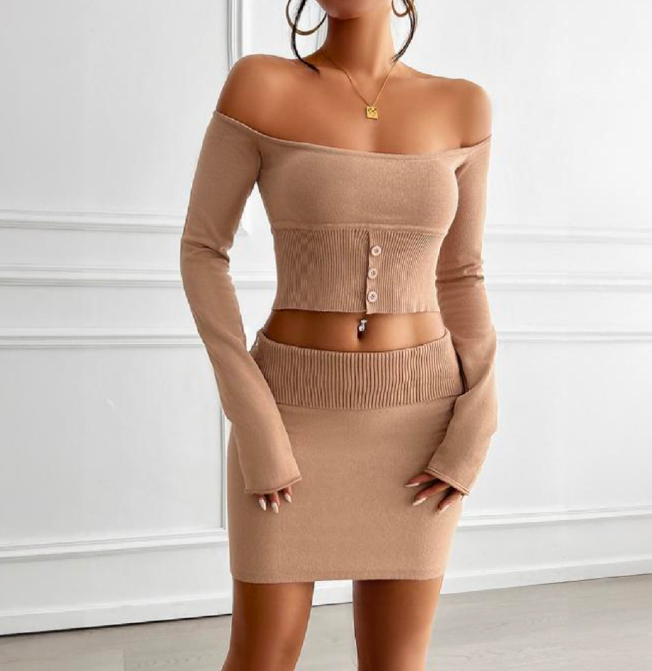 Conjunto feminino sexy composto por camisola de malha com ombros à mostra, blusa cropped de manga comprida e minissaia 117