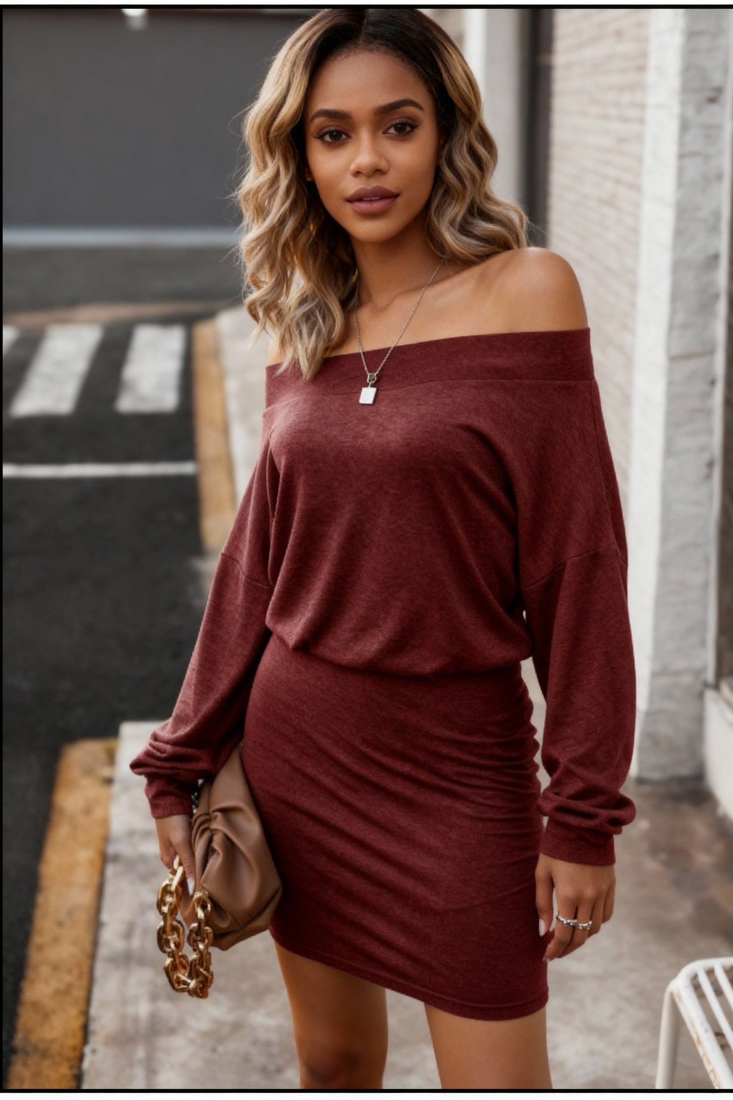 Conjunto feminino de suéter ombro a ombro e saia de tricô 169