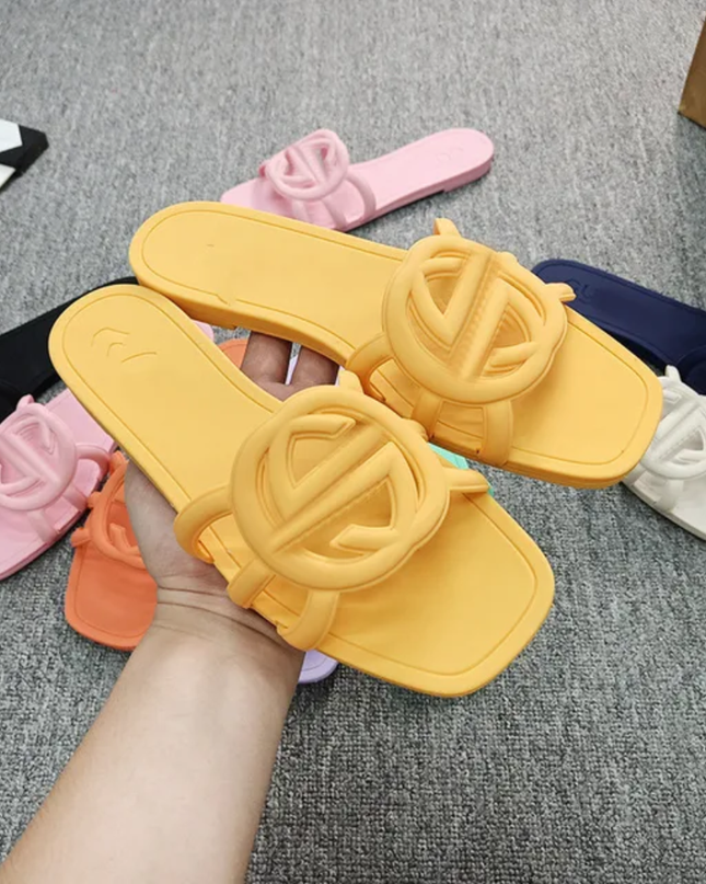 Chinelos femininos entrelaçados com uma palavra 08