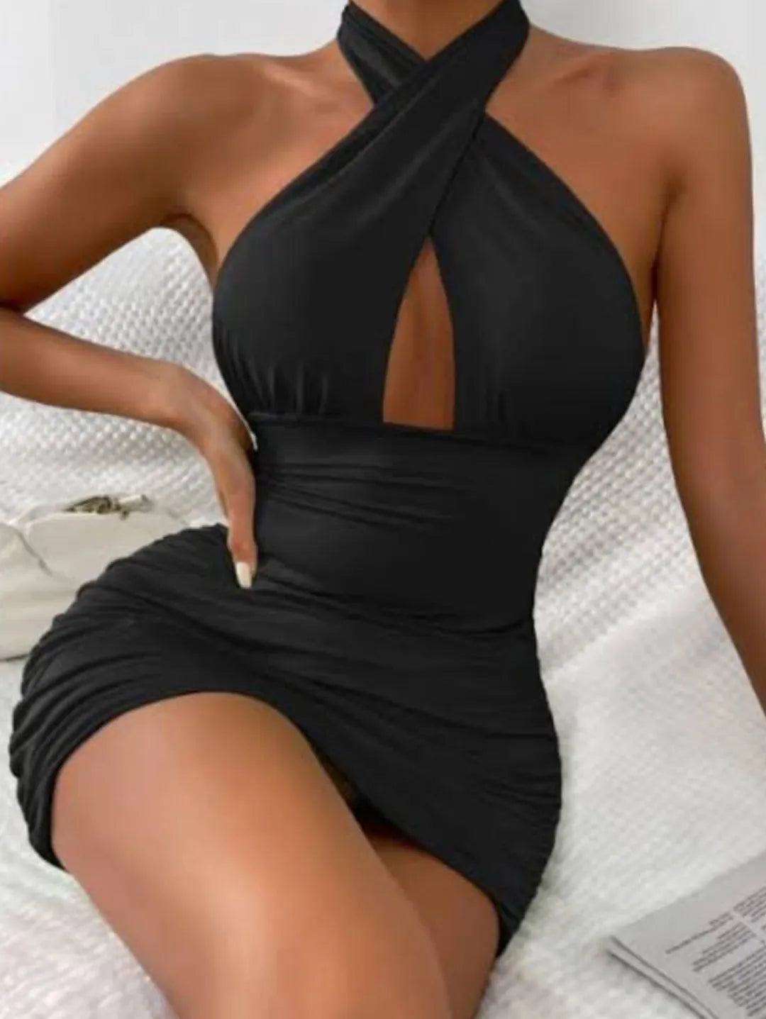 Vestido justo com gola alta Frente cruzada Peekaboo Abrir voltar 460