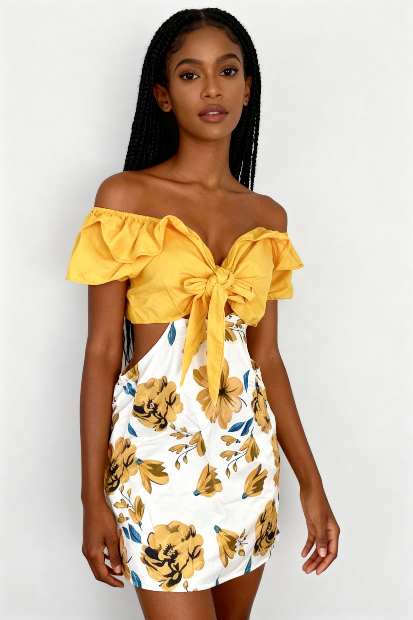 Vestido curto envelope estampado com ombros à mostra e cintura vazada 216