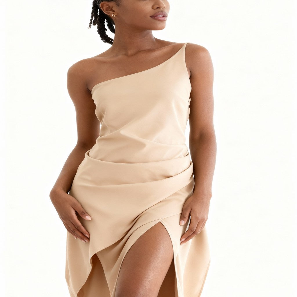 Vestido elegante slim fit com fenda alta e ombros oblíquos 60