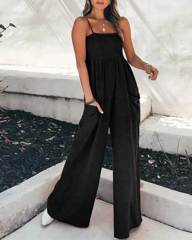 Macacão feminino com decote halter, pregas, pernas longas e bolsos 200