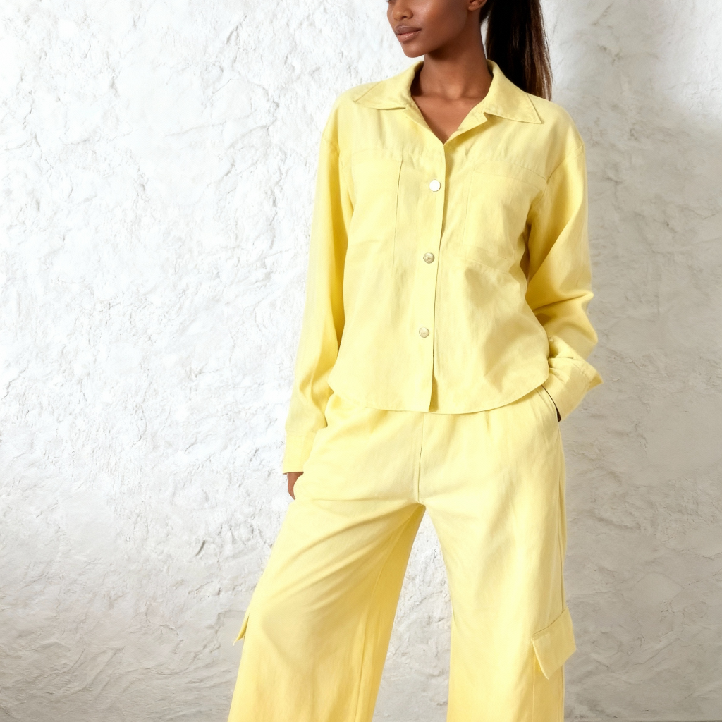 Conjunto de camisa leve plissada e calças com bolsos soltos para mulher 53