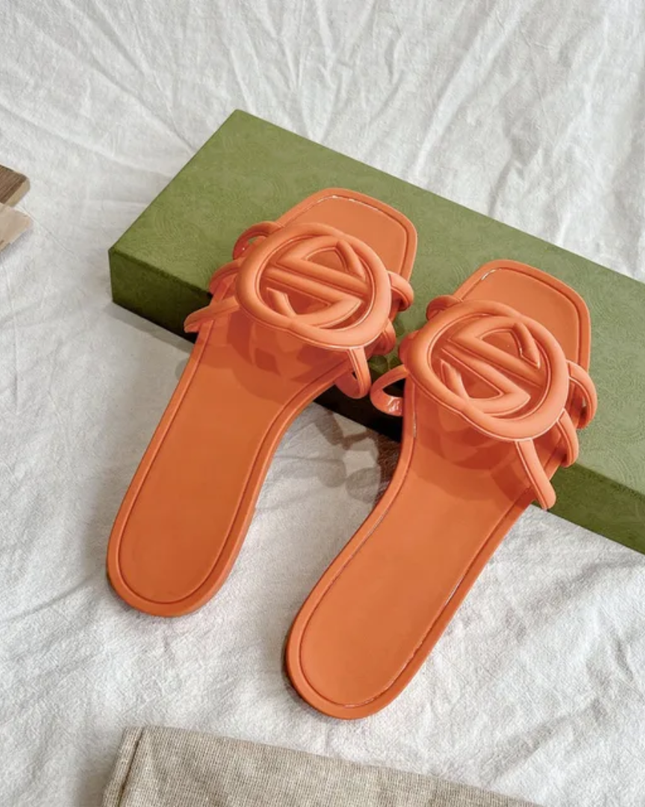 Chinelos femininos entrelaçados com uma palavra 08