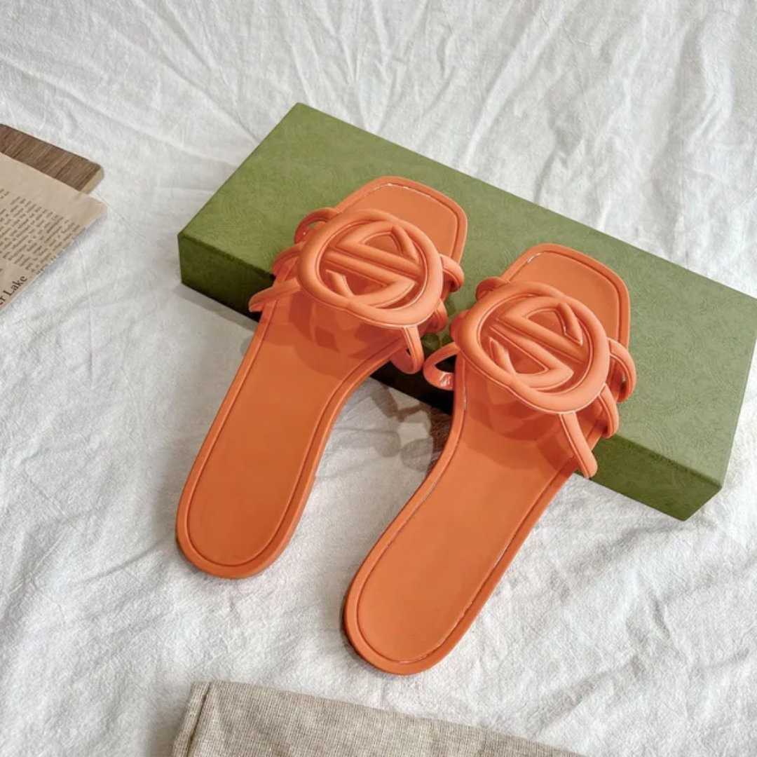 Chinelos femininos entrelaçados com uma palavra 08