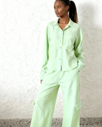 Conjunto de camisa leve plissada e calças com bolsos soltos para mulher 53