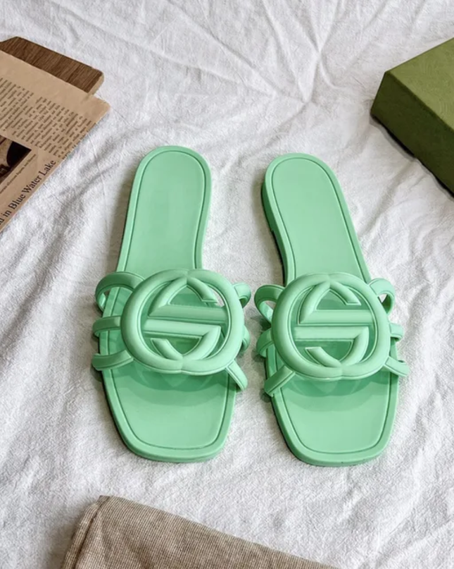 Chinelos femininos entrelaçados com uma palavra 08