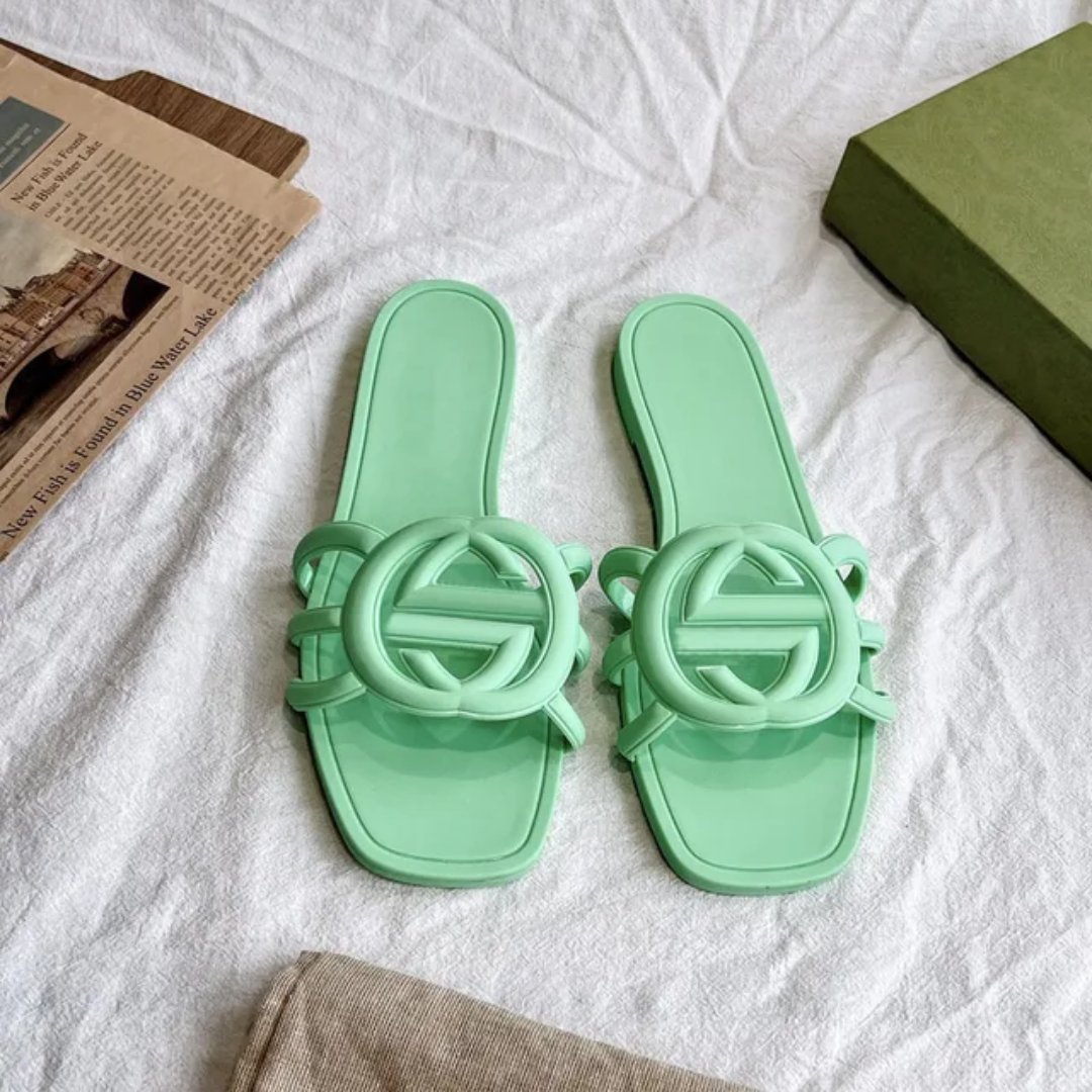 Chinelos femininos entrelaçados com uma palavra 08
