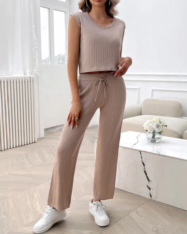 Conjunto feminino de duas peças composto por top cropped sem mangas e calça de tricô 170