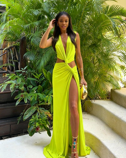 Vestido Longo Maxi com Decote Halter, Torção na Frente, Corte Profundo e Aberto nos Lados, Ajuste Reto 110