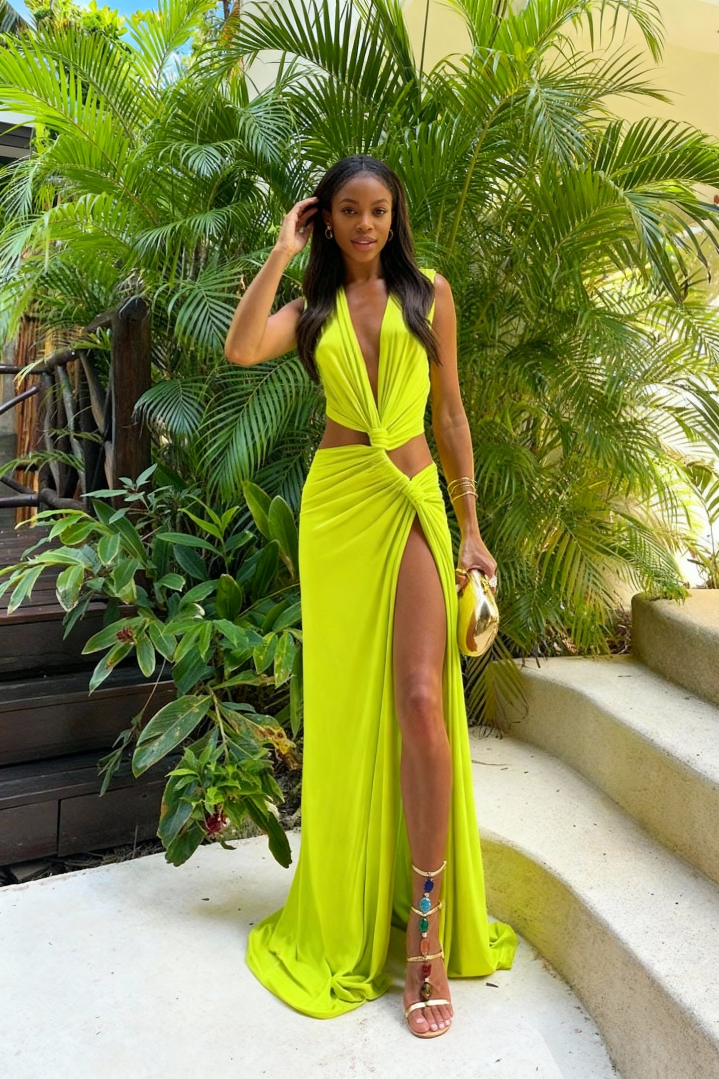 Vestido Longo Maxi com Decote Halter, Torção na Frente, Corte Profundo e Aberto nos Lados, Ajuste Reto 110