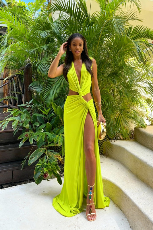 Vestido Longo Maxi com Decote Halter, Torção na Frente, Corte Profundo e Aberto nos Lados, Ajuste Reto 110