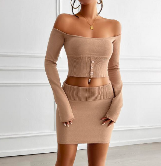 Conjunto feminino sexy composto por camisola de malha com ombros à mostra, blusa cropped de manga comprida e minissaia 117