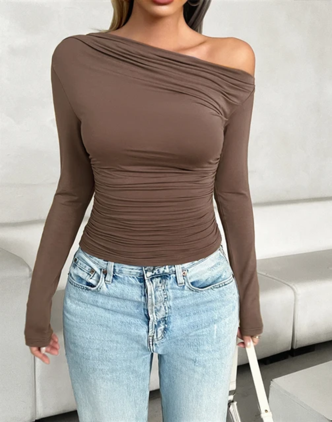 Camiseta Cropped Curta com Pescoço Assimétrico, Plissada, em Cor Sólida 163