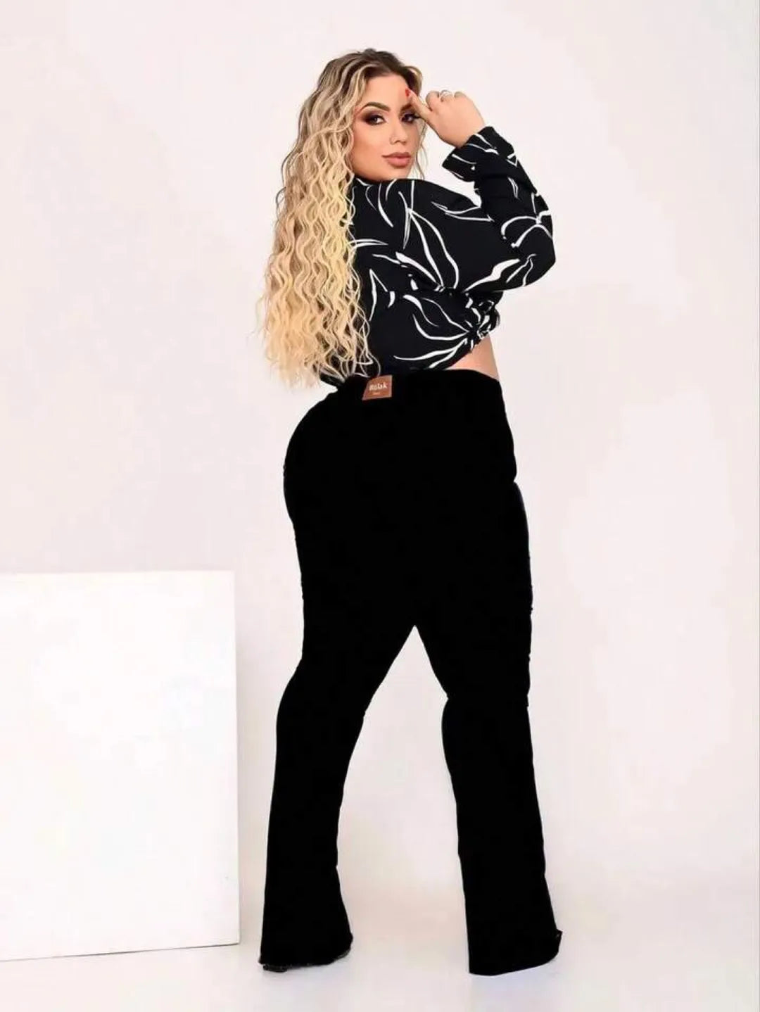 Calça Jeans Feminina Flare Plus Size Preta Algodão Premium  Cortar e costurar Padrão Texturizado  Bloco de cores Bolso Zíper 256