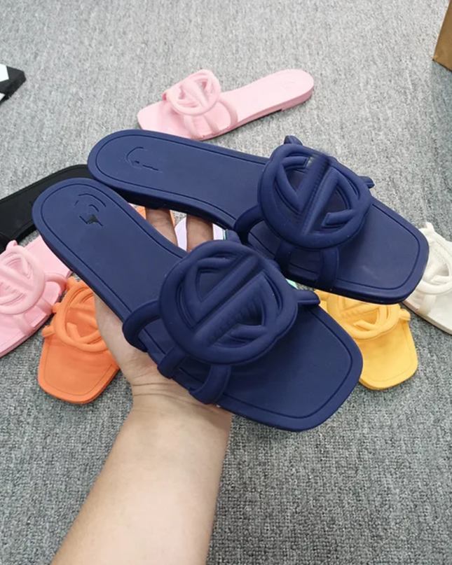 Chinelos femininos entrelaçados com uma palavra 08